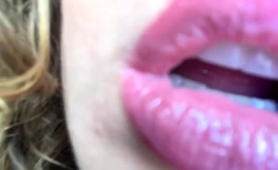 Fascinating Amateur Teen Puts Her Luscious Lips On Display