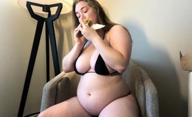 pregnant-amateur-milf-with-big-tits-satisfies-her-cravings